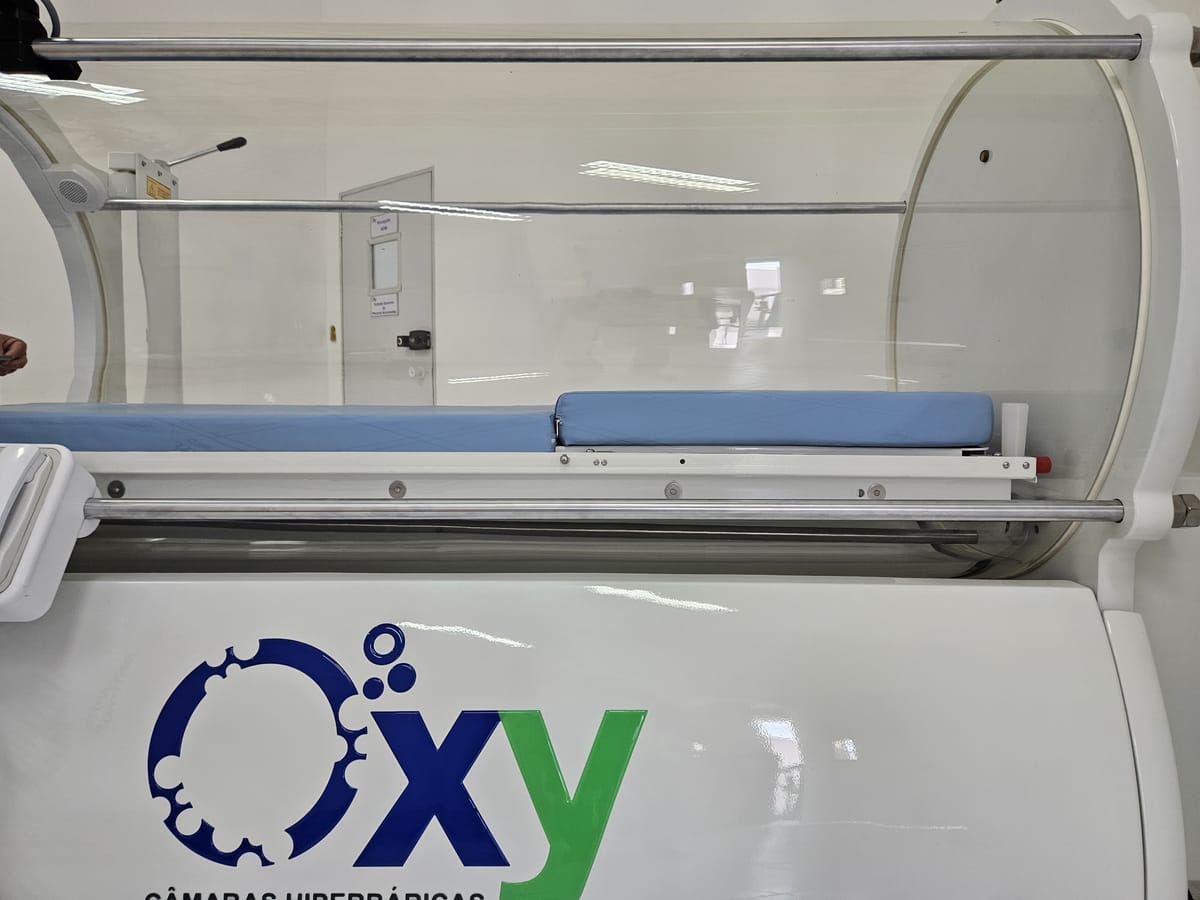 Câmara hiperbárica OXY — vista lateral com leito